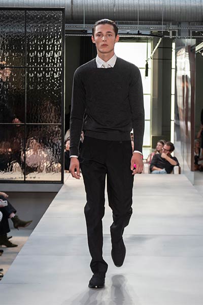 تصاميم راقية بلمسة جريئة ... اليك مجموعة Ricardo Tisci الأولى لدار Burberry